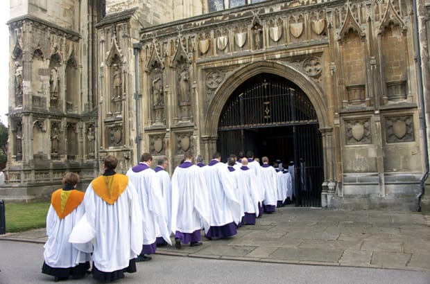 Entering the west door of Canterbury Cathedral. Photo: Beatrice S. Paez