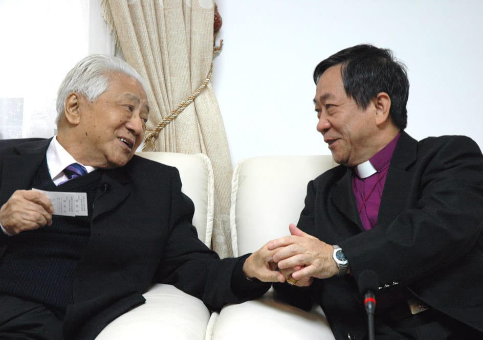 (L to R) Bishop K. H. Ting and Bishop David Lai of Taiwan during a meeting in November 2006. Photo: Matthew Davies/Episcopal News Service
