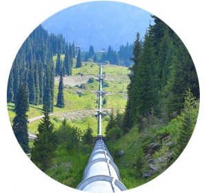 Oil pipeline in the mountains Photo: Peyker/Shutterstock